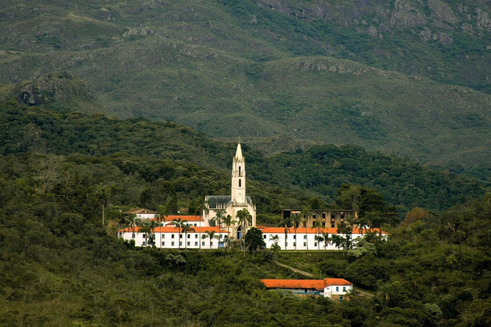 Incêndios na Serra do Caraça (MG) completam um mês com forte impacto no turismo