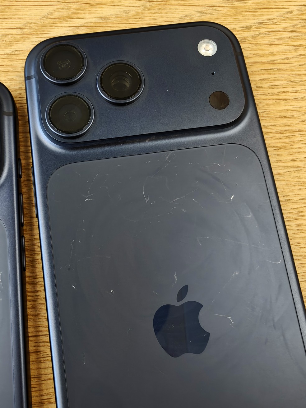 A traseira com marcas e arranhões de um modelo de iPhone disponível na loja de Hong Kong — Foto: Bloomberg