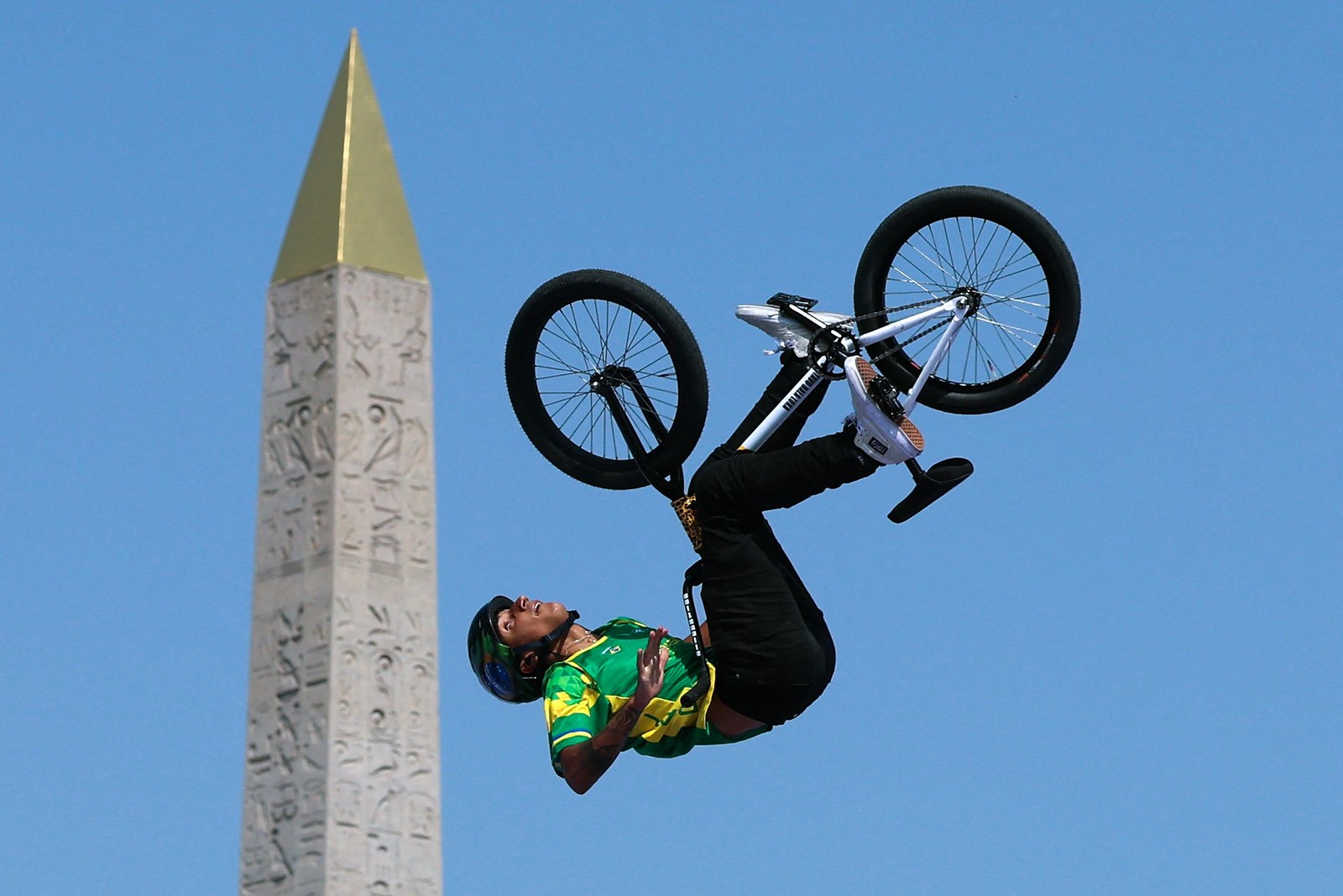 O brasileiro Gustavo "Leia Loka" compete na qualificação do ciclismo BMX Freestyle Park masculinolímpicos de Paris 2024, em Paris, em 30 de julho de 2024. — Foto: Emmanuel DUNAND / AFP