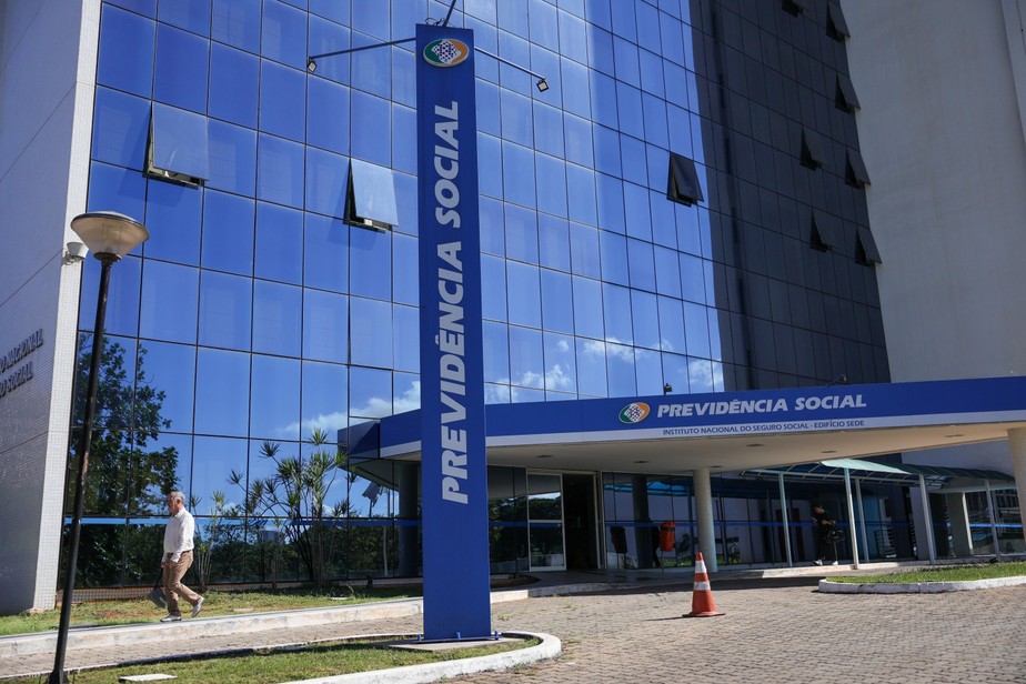 Fraude no INSS: aposentados contestam documentos falsos usados por associação para justificar descontos indevidos
