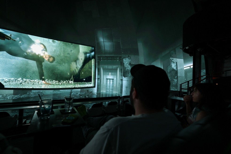 Primeira exibição de'Matrix' em realidade compartilhada, em um domo no Cosm Los Angeles — Foto: Patrick T. Fallon / AFP