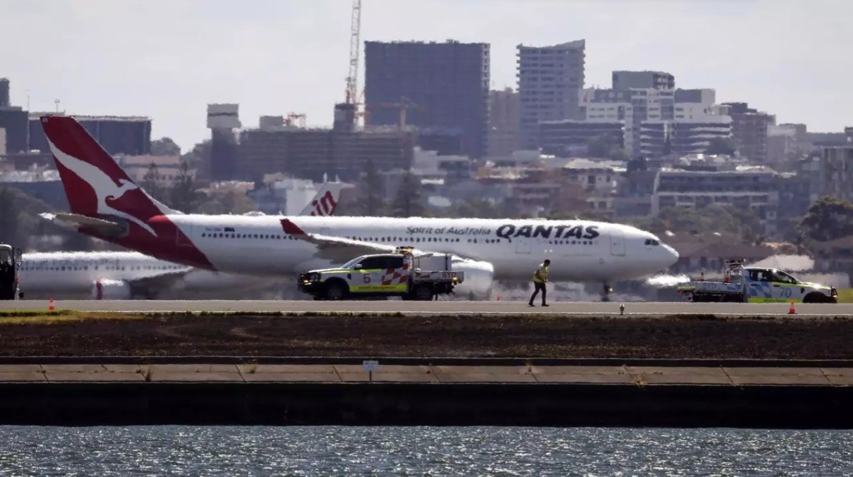 Avião retorna a aeroporto australiano após falha de motor e incêndio