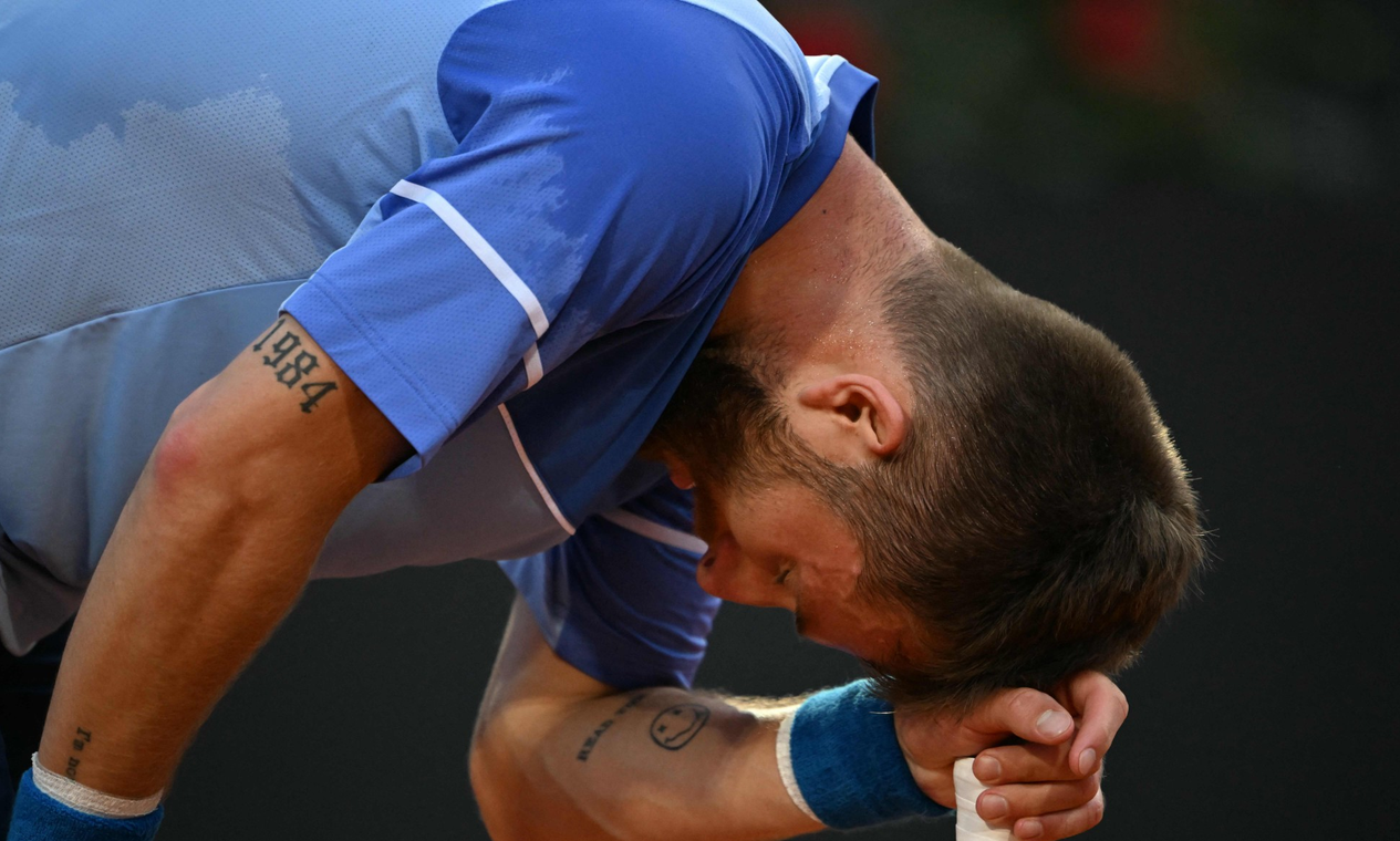 Djokovic é atingido na cabeça por uma garrafa após vitória; vídeo