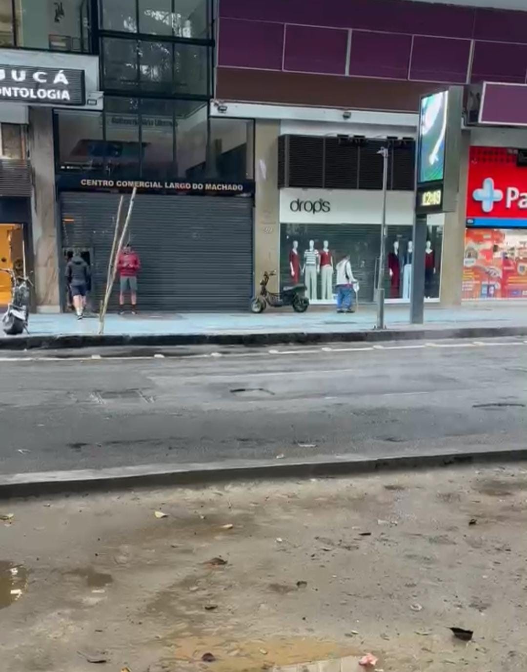 Bueiro solta fumaça e assusta pedestres no Largo do Machado, na Zona Sul do Rio