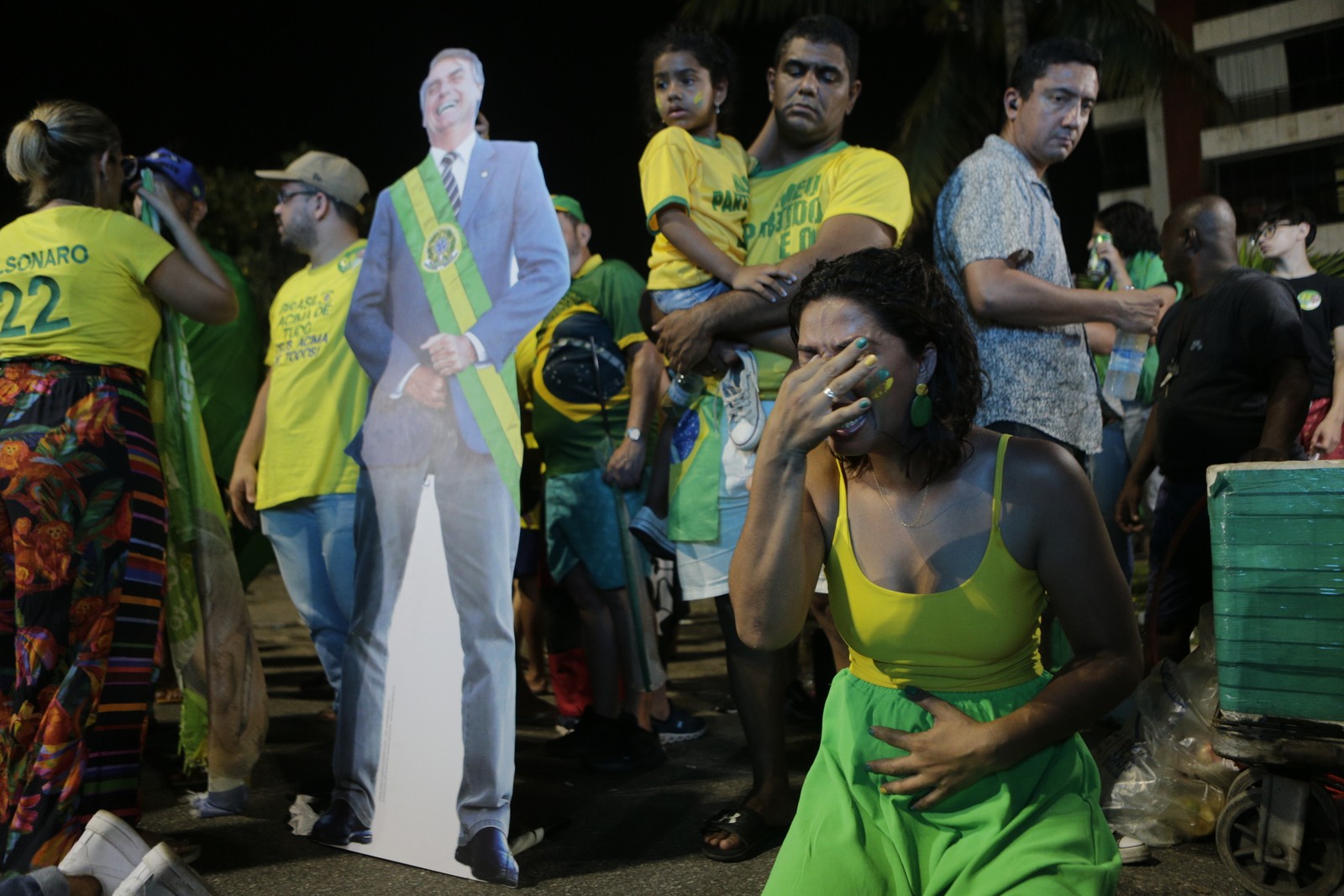 Bolsonaristas lamentam a derrota nas urnas, reunidos em frente ao condomínio de luxo onde vive o presidente — Foto: Alexandre Cassiano/Agência O Globo