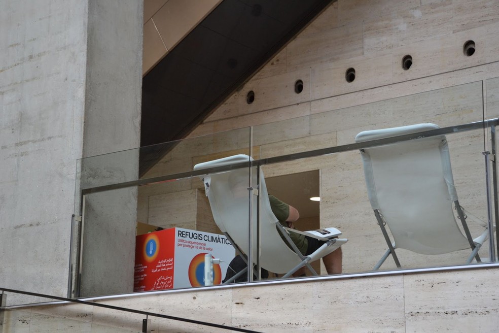 Homem se refugia em ponto de resfriamento do Centro de Cultura Contemporânea de Barcelona — Foto: Divulgação/Maldito Clima