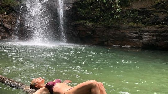 Letícia Spiller celebra o Dia do Meio Ambiente com fotos de biquíni em cachoeira: 'Cuidar para não perecer'