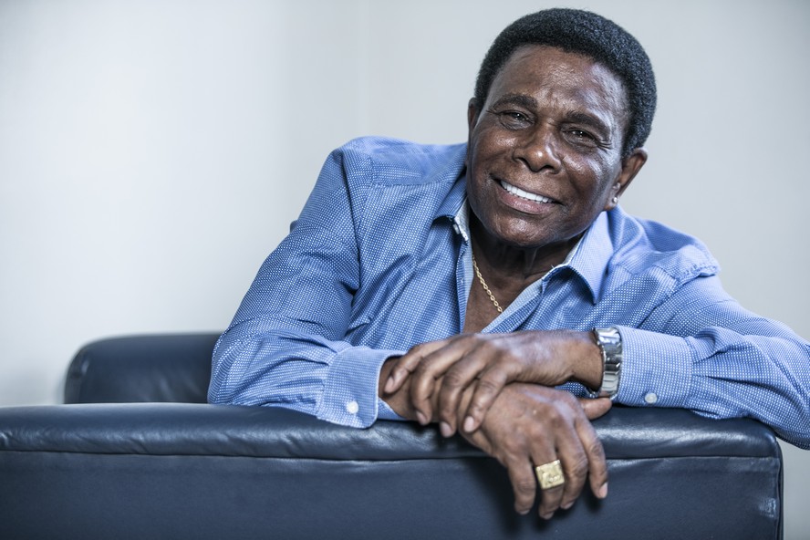 Chora cavaco!' Após 50 anos, Neguinho da Beija-Flor puxa um desfile da  escola pela última vez