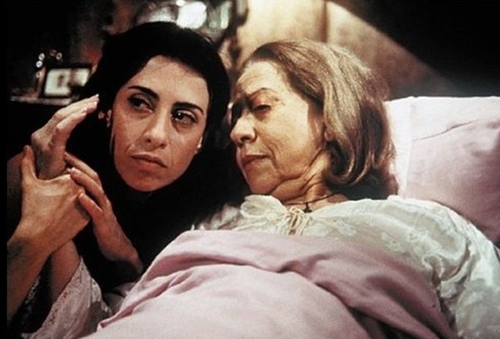 Fernanda Torres e Fernanda Montenegro em cena de "Gêmeas" — Foto: Reprodução
