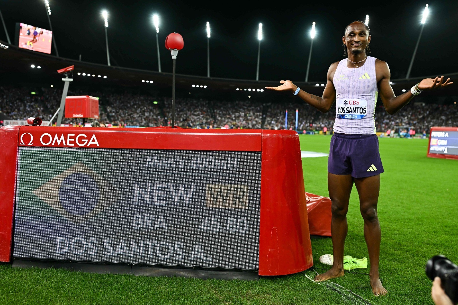 Alison dos Santos quebra recorde mundial e encanta com seu inglês impecável