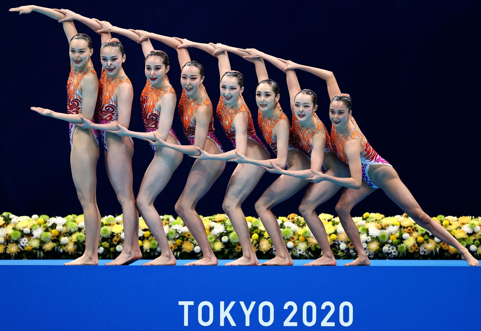O sincronismo fora d'água da equipe chinesa do nado sincronizado nas Olimpíadas de TóquioREUTERS