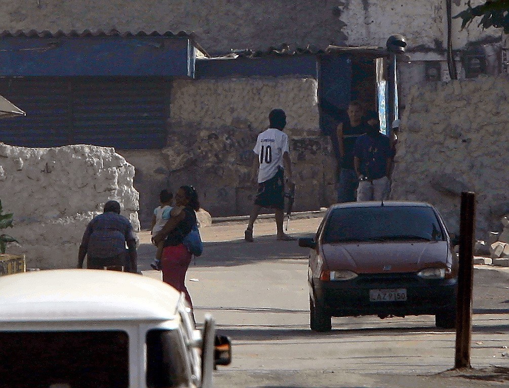 Operação policial com a Força Nacional no Complexo do Alemão , entrada da favela da Fazendinha - Traficantes armados na Rua Antônio Austragésilo (Foto tirada em 14/06/2007, no Rio de Janeiro) — Foto: Domingos Peixoto / Agência O Globo