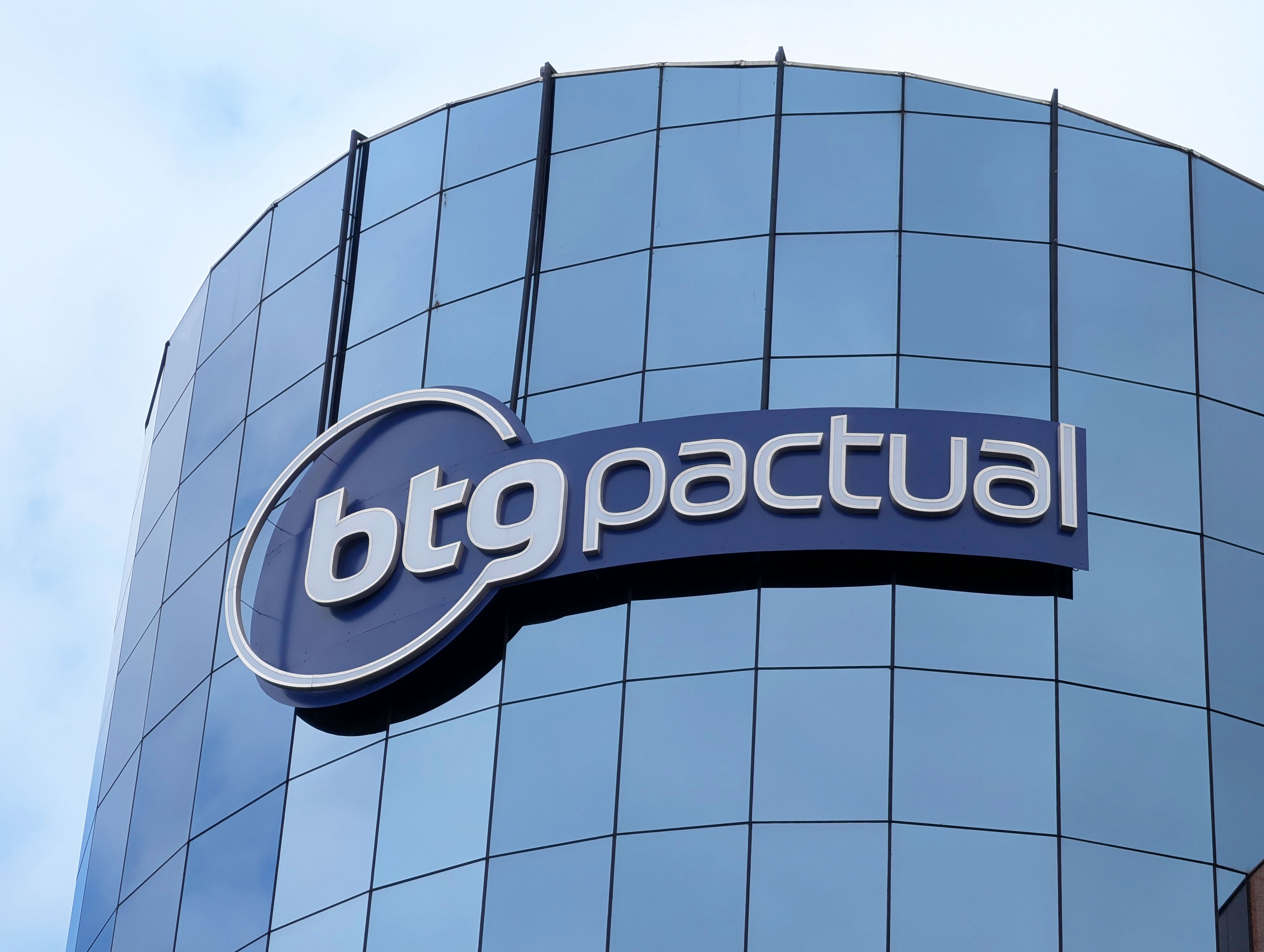 BTG negocia compra da massa falida do Banco Rural - QTU Questões do Universo