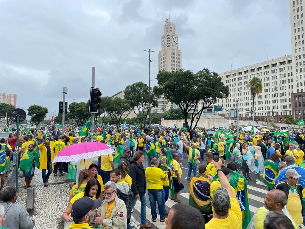 Grupo se reúne em frente ao Palácio Duque de Caxias — Foto: Fábio Rossi 