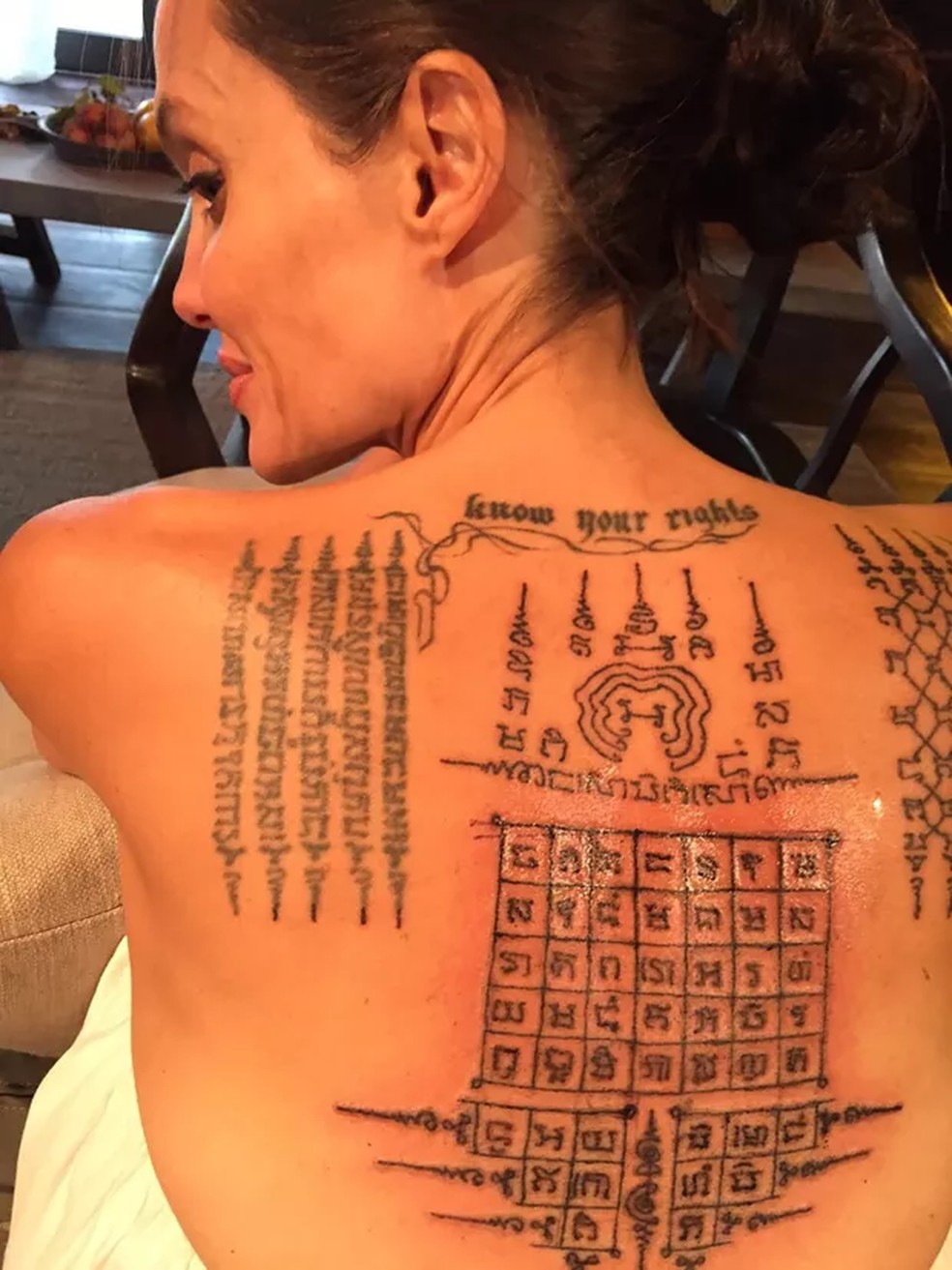 Angelina Jolie Precisou Se Ajoelhar E Rezar Para Fazer Tatuagens Que