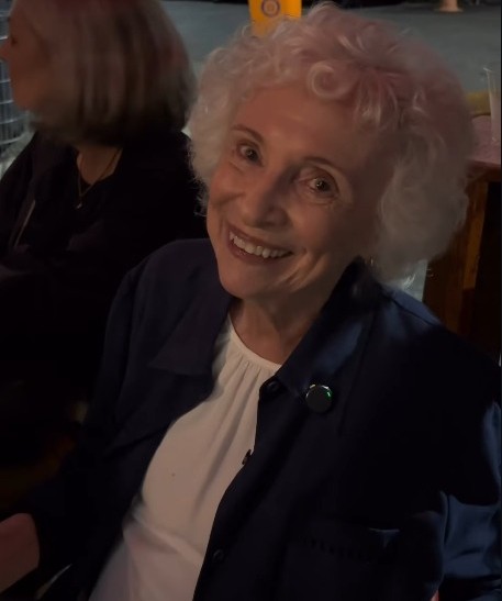 Dois milhões de visualizações: aos 93 anos, idosa vira fenôm