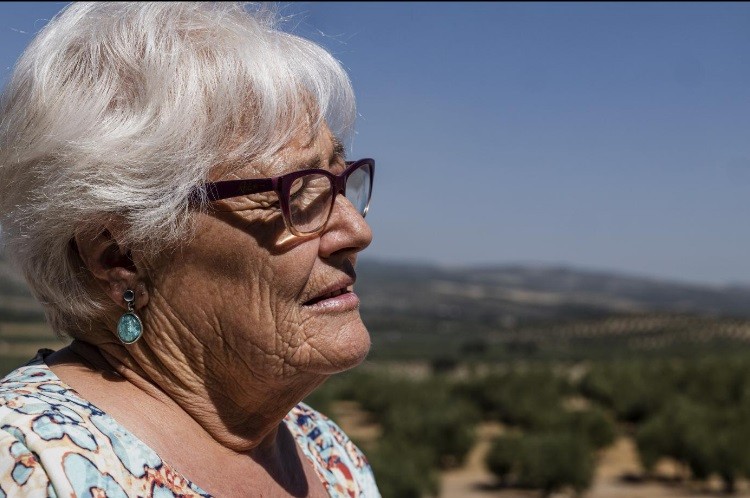 Misericordia Jareño, prefeita da pequena cidade de El Molar, na região de Jaén, viu a população local cair para cerca de 200 moradores ao longo dos anos — Foto: Emilio Parra Doiztua/The New York Times