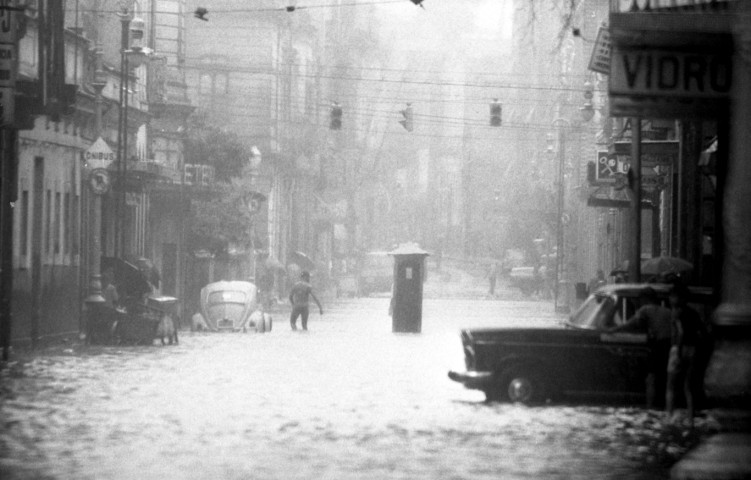 Guarita que ficava na entrda da garagem do prédio da Polícia Central foi arrastada e ficou no meio da Rua dos Inválidos — Foto: Arquivo / Agência O Globo