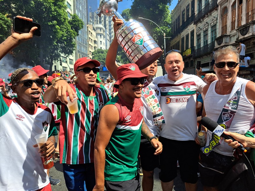 Torcedores do Fluminense com réplica da taça da Libertadores