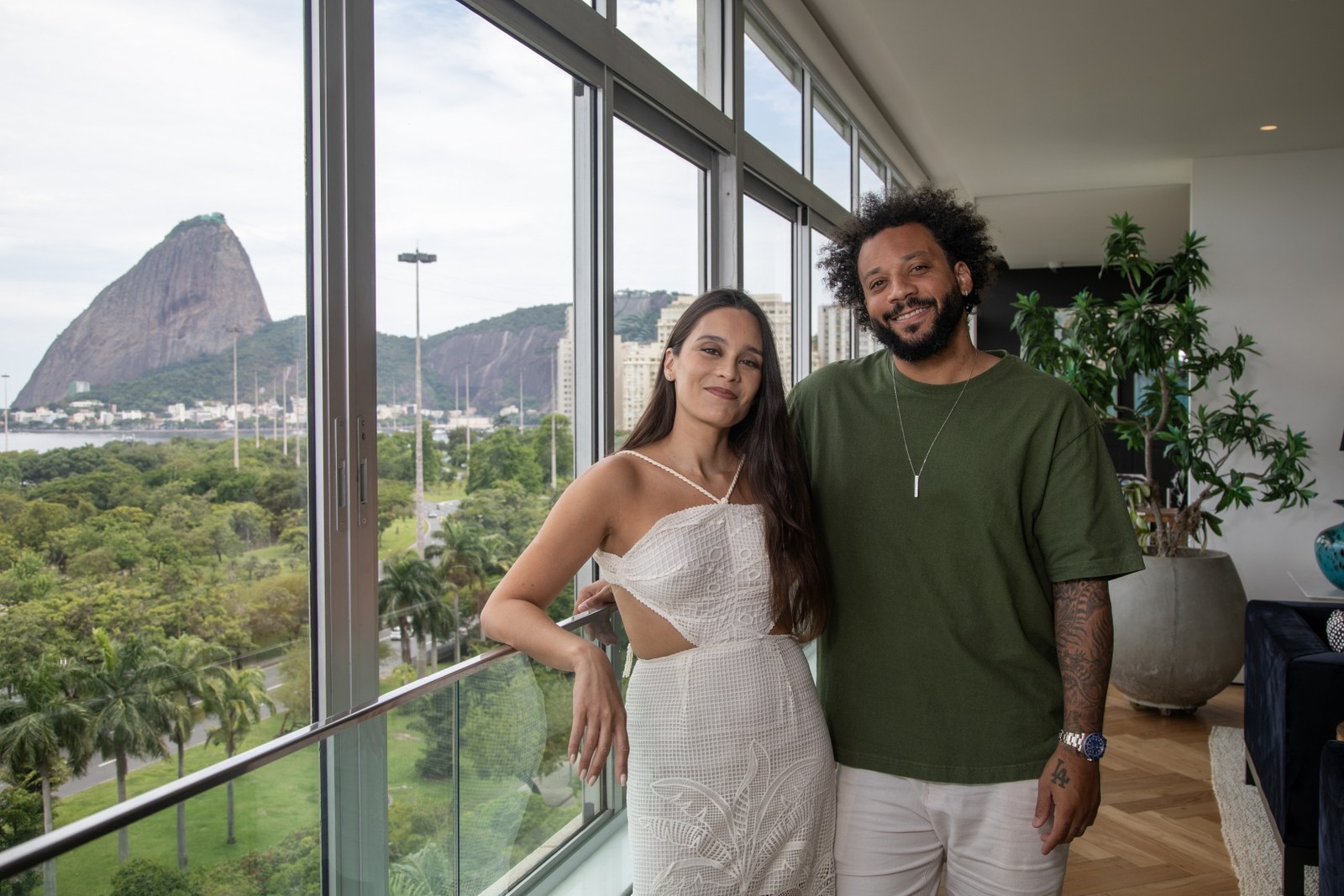 The actress Clarice Alves and her husband, the player Marcelo, in their apartment in Flamengo — Photo: Ana Branco