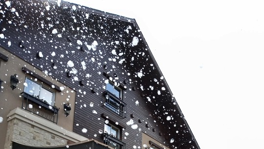 Frio em Gramado: hotel que faz nevar e chá com Chapeleiro Maluco estão entre as novidades da temporada