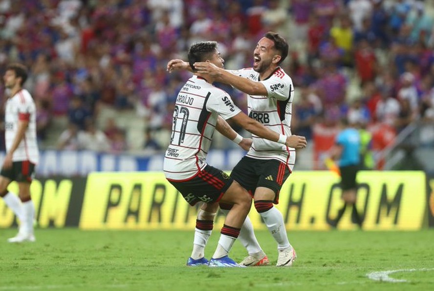Flamengo vence o Fortaleza por 2 a 0 e mantém distância para o G4 em ...