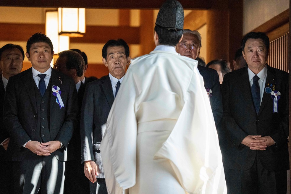 Políticos japoneses visitam o santuário Yasukuni — Foto: Yuichi YAMAZAKI / AFP