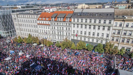 Milhares de tchecos pedem a renúncia do governo por aumento do custo de vida