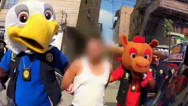 Em comunicado, a polícia informou que encontrou 2.524 porções de crack e uma pistola durante a ação — Foto: Redes Sociais