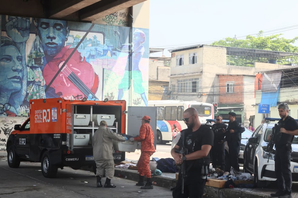 Pessoas em situação de rua são assassinadas a tiros embaixo de viaduto do metrô de Irajá, Zona Norte do Rio. Dois homens morreram no local e um ficou ferido — Foto: Fabiano Rocha / Agência O Globo