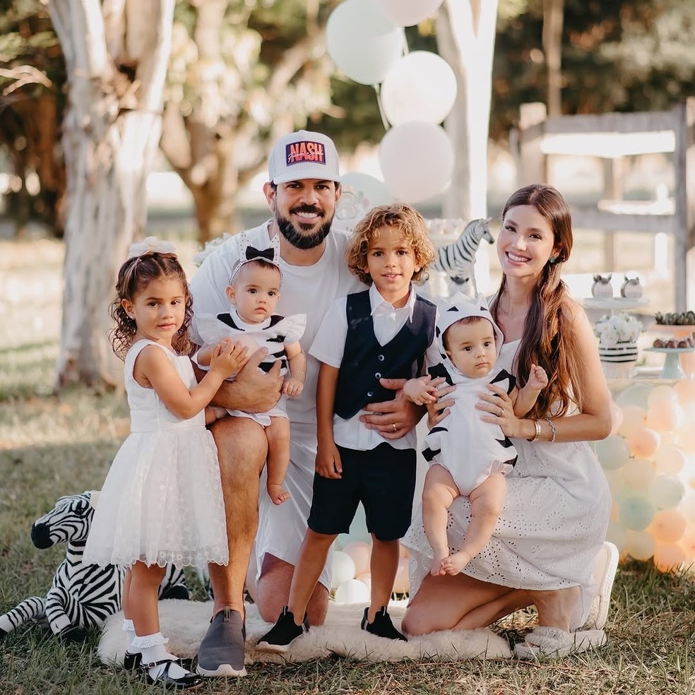 Biah Rodrigues é casada com o cantor Sorocaba, com quem tem quatro filhos — Foto: Reprodução Instagram @thailazarinifotografia
