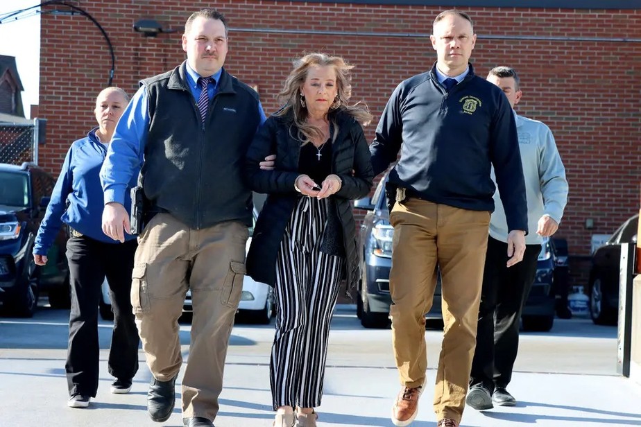 Com 32 anos e 31 quilos: homem é resgatado após ter sido mantido em cativeiro por madrasta durante 20 anos, diz polícia dos EUA