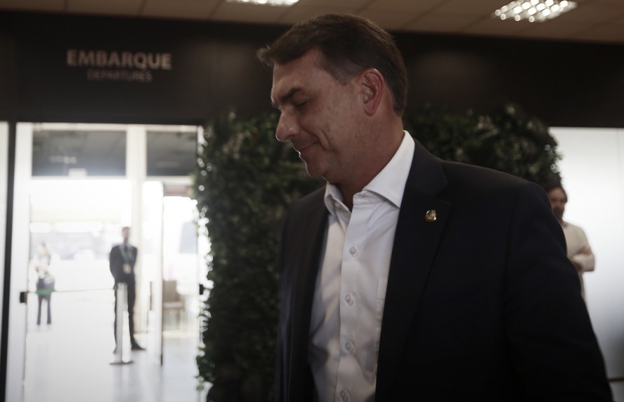 Flávio Bolsonaro no Aeroporto de Brasília, em momento sem relação com o voo no jato ligado a Vorcaro