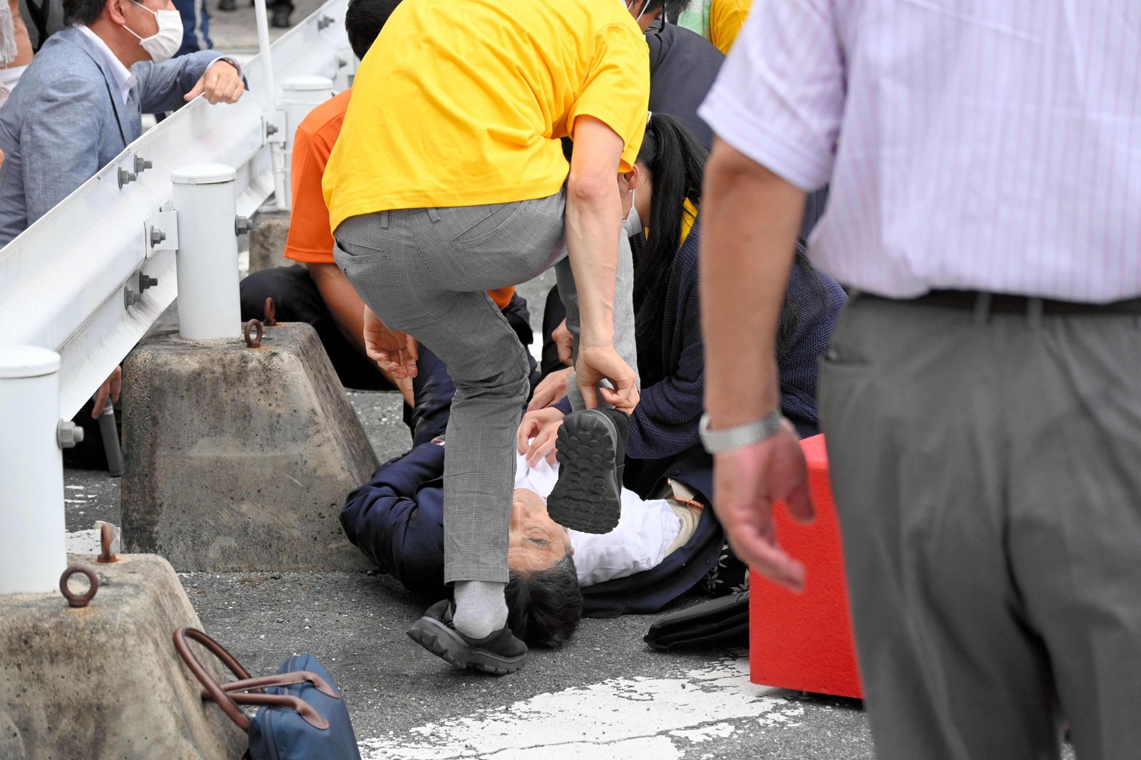 Imagem recebida do jornal Asahi Shimbun mostra o ex-primeiro-ministro japonês Shinzo Abe no chão após ser baleado enquanto participava de um evento de campanha na Estação Yamato Saidaiji, na cidade de Nara — Foto: AFP