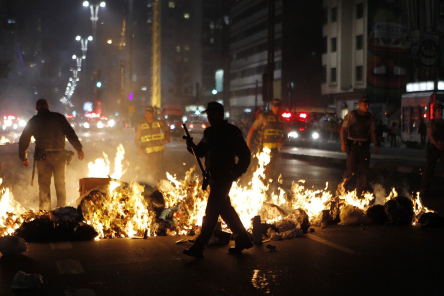 Manifestantes protestam na Avenida Paulista contra o aumento das tarifas do transporte em 2013