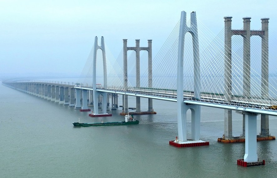 Foto aérea mostra a ponte marítima da Baía de Quanzhou, parte da ferrovia de alta velocidade inaugurada na província de Fujian, sudeste da China