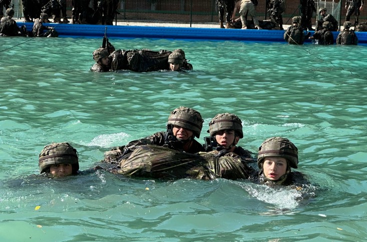 Princesa Leonor faz exercício militar na água — Foto: Casa Real de Espanha