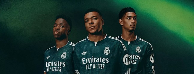 O Real Madrid apresentou seu novo segundo uniforme, em verde escuro com detalhes em branco envelhecido. Na imagem, Vinicius Júnior, Kylian Mbappé e Jude Bellingham vestem a camisa produzida pela adidas para a temporada. — Foto: Divulgação