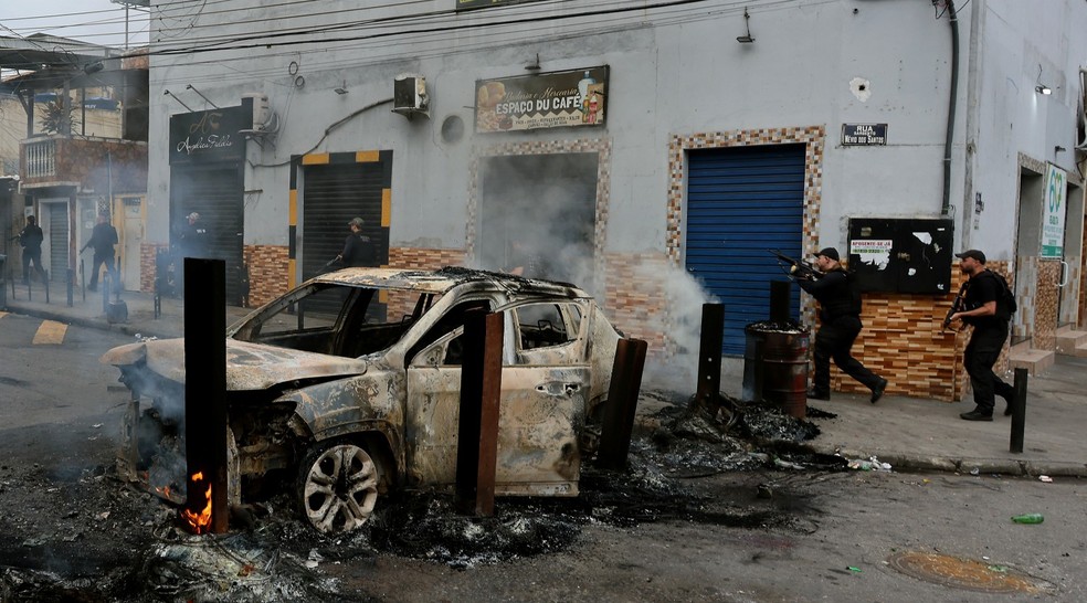 Barricada erguida pelo tráfico durante operação policial nos complexos do Alemão e da Penha — Foto: Fabiano Rocha / Agência O Globo/	28/10/2025