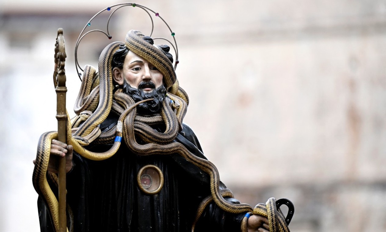 Desfile das cobras: religiosos usam serpentes em procissão tradicional, na Itália; veja fotos