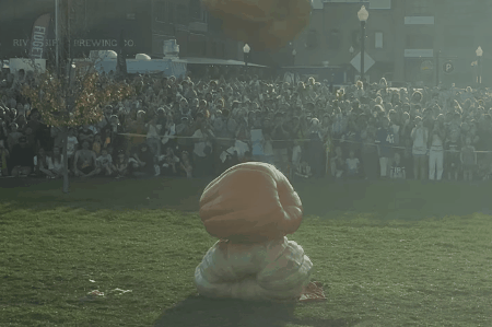 Festival americano que explode abóboras gigantes de meia tonelada reúne centenas de crianças; vídeo