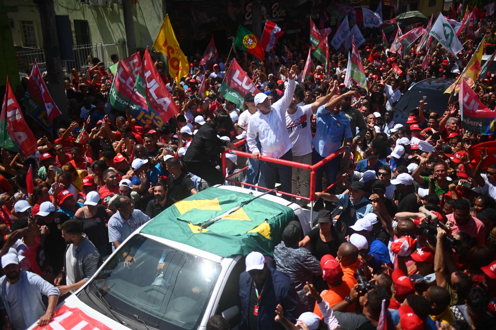 Lula acena para apoiadores durante comício em São Gonçalo, Região Metropolitana do Rio — Foto: André Borges / AFP