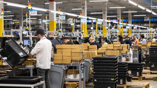 Amazon vai contratar 250 mil trabalhadores para a temporada de compras de fim de ano, 67% a mais que em 2022