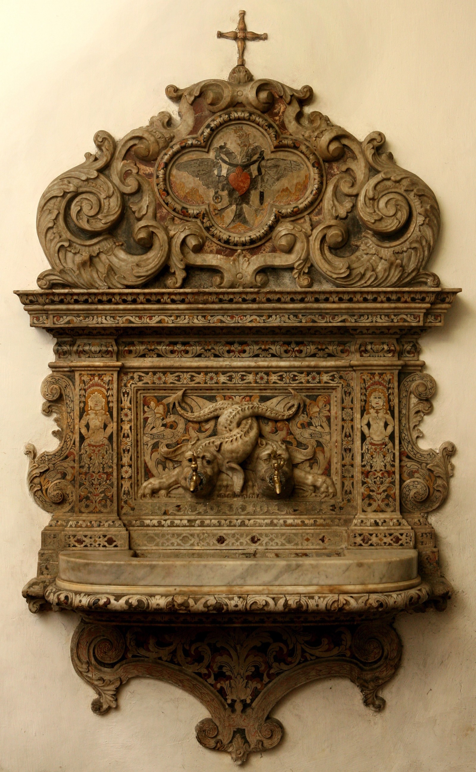 Lavabo português, uma das maiores relíquias do Santuário Arquidiocesano de Santa Rita — Foto: Mônica Imbuzeiro/Agência O Globo