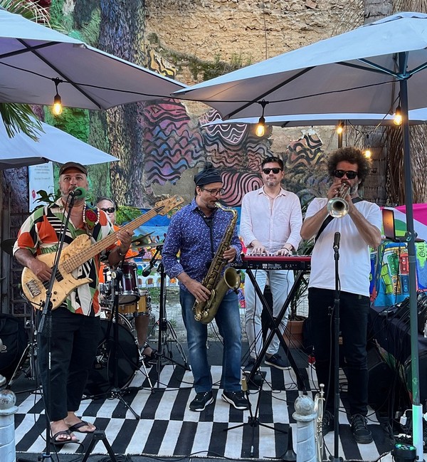 Festa com DJs e hambúrgueres; blend 'pessoal' de azeite; degustações de ...