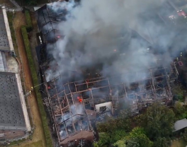 Incêndio de grandes proporções atinge hospital na Inglaterra e força retirada de pacientes e funcionários