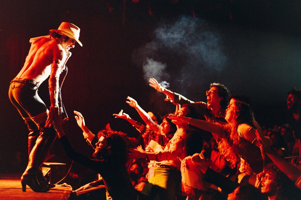 Jesuíta Barbosa como Ney Matogrosso em "Homem com H" — Foto: Divulgação / Marina Vancini
