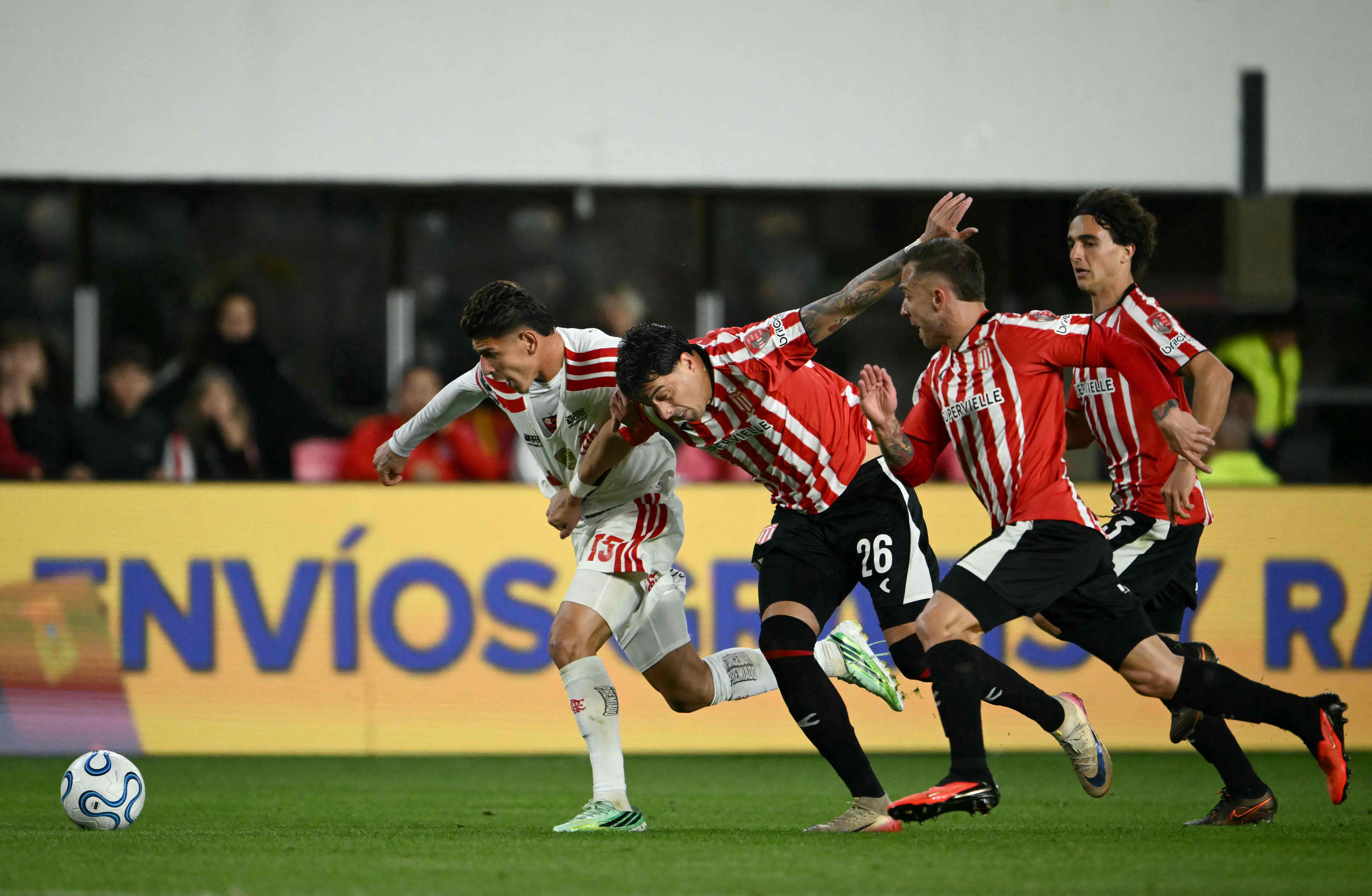 Análise: Flamengo privilegia segurança e fica devendo futebol, mas empate em La Plata não deixa de ser bom resultado