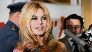 Brigitte Bardot em Hollywood, em 1965, para coletiva de imprensa sobre o filme 'Viva Maria' — Foto: AFP