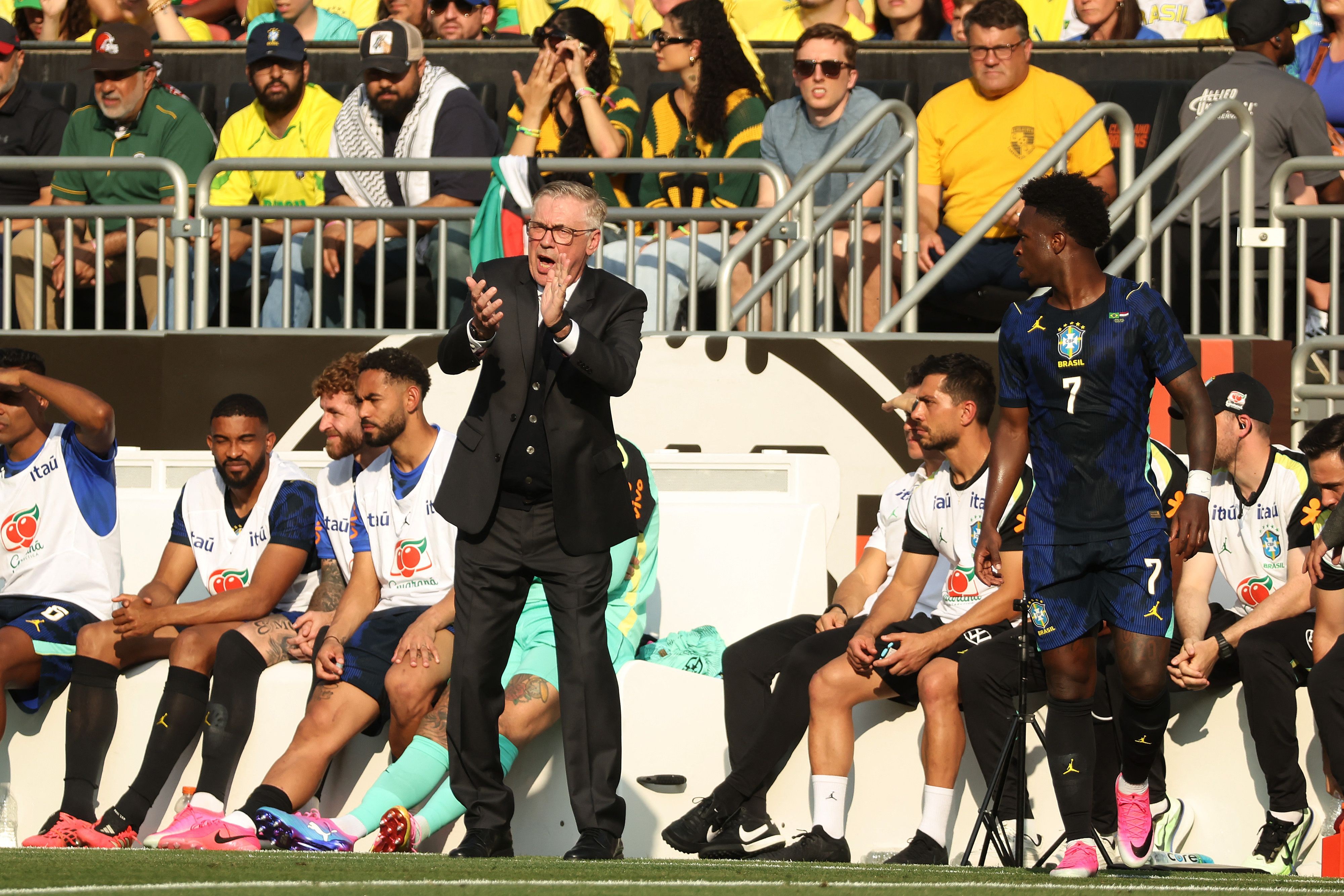 Ancelotti revela que Wesley fará exames neste domingo após ser substituído com dores na virilha